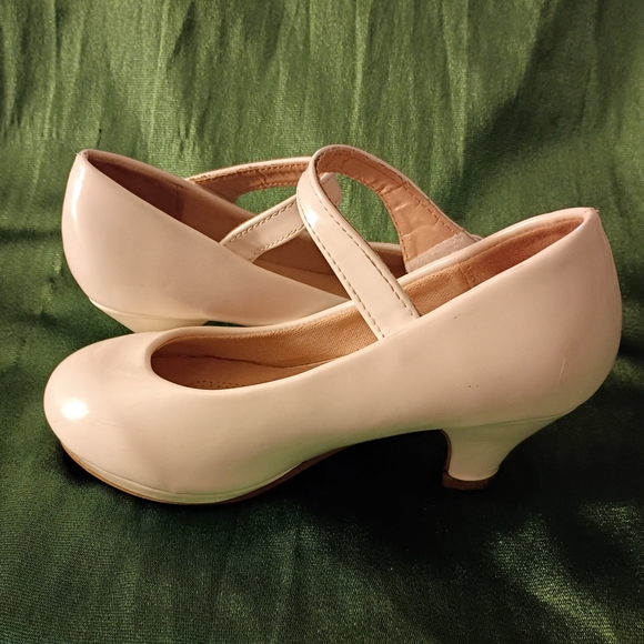 Link Other - Link Kids Dress Shoes in Cream